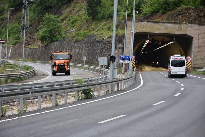 Heyelan nedeniyle kapanan Trabzon Gümüşhane yolunda son durum 1